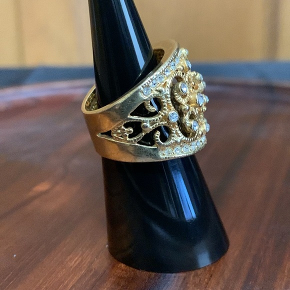 Gold tone rhinestone cut out ring size 7 - Picture 4 of 6